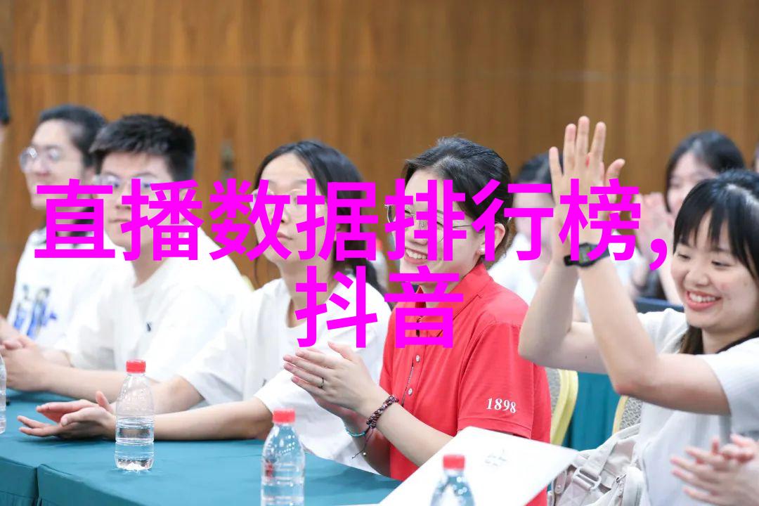 四条吊带的黑色紧身裙在时尚网上看起来格外霸道仿佛一件物品化身为场景中的焦点