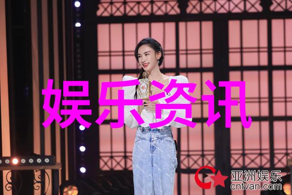 李嘉鑫新人演员身份亮相2022天创时尚盛典红毯造型又何尝不让人眼前一亮