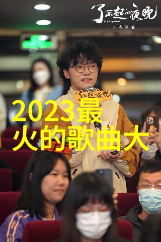 在时尚舞台上李澳如同一缕温暖的阳光将元气写真中的她演绎得仿佛蜜糖般甜美她的灿烂笑容如朝阳初升照亮了整