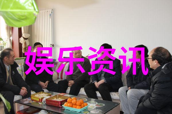 女生迈开腿让男生吃草莓一段温馨的互动记忆