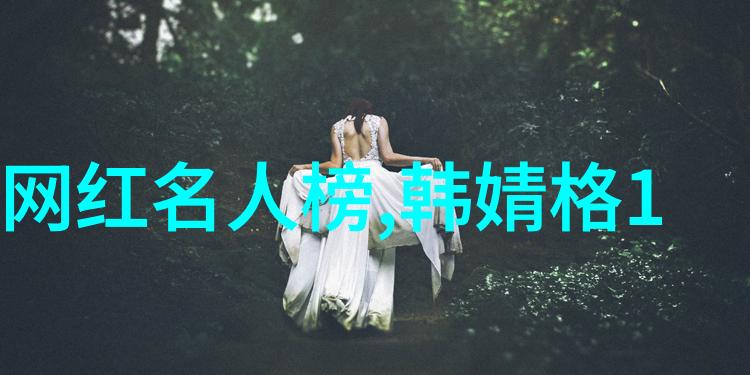 绚丽群峰下碧波荡漾一幅描绘自然之美的壮阔画卷